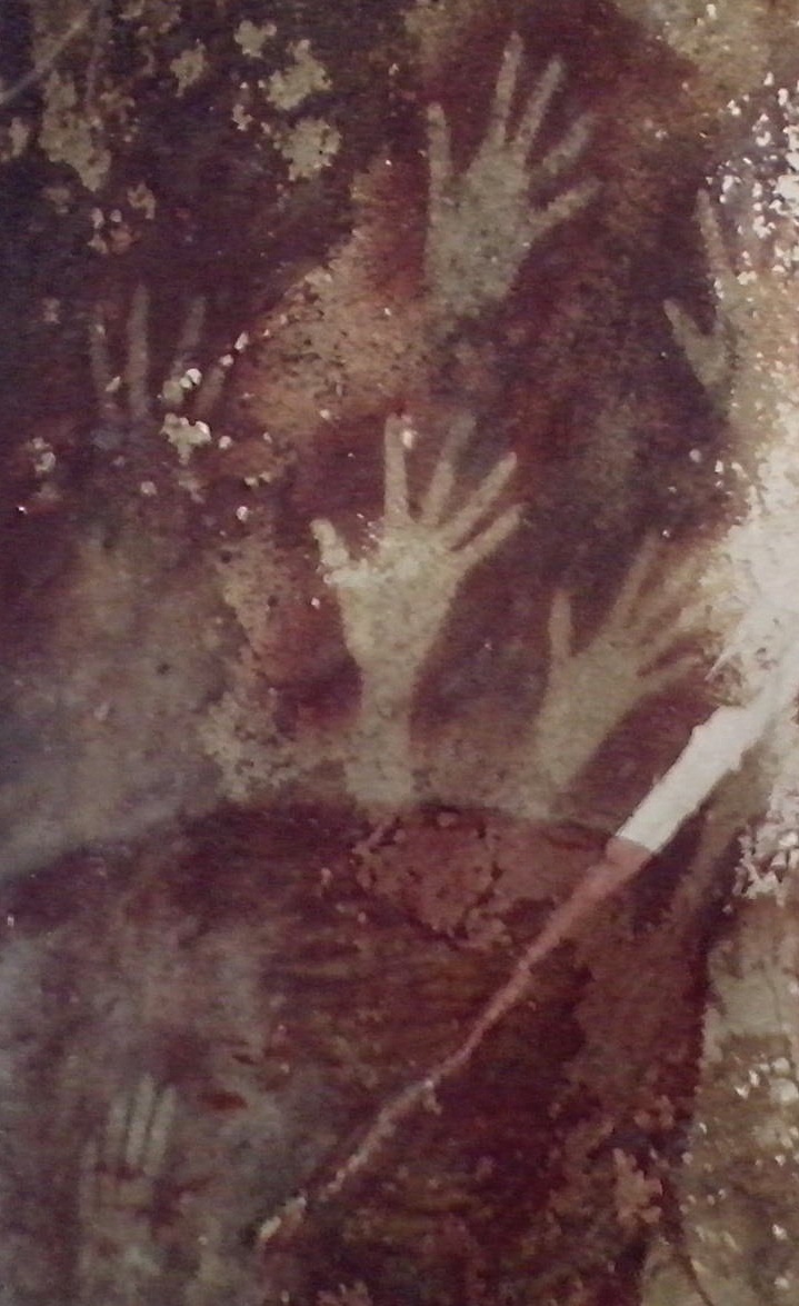 印度尼西亚苏拉威西岛洞穴墙壁上距今近4万年的古代手印模板