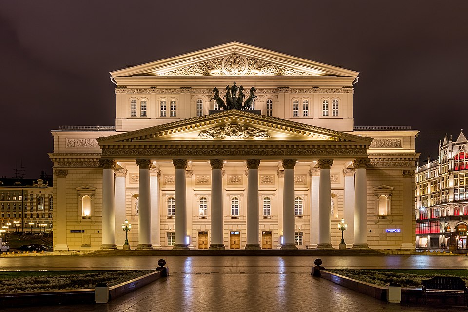 El Teatro Bolshoi en Moscú iluminado de noche, uno de los lugares de ballet más famosos del mundo