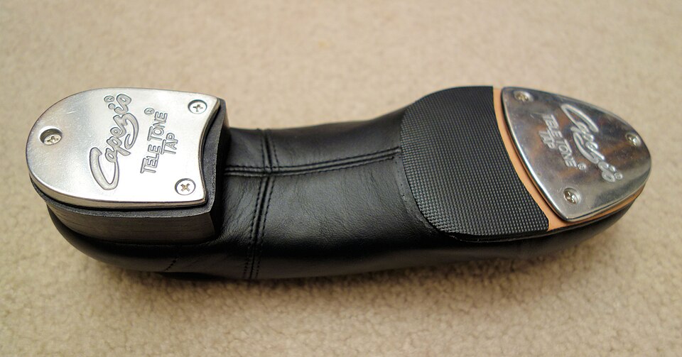 La parte inferior de un zapato de tap que muestra las placas metálicas en el talón y la punta