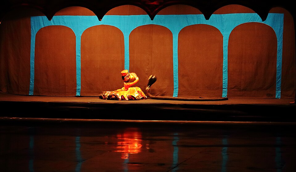 拉贾斯坦邦彩色的提线木偶Kathputli在舞台上表演,由上方的线控制