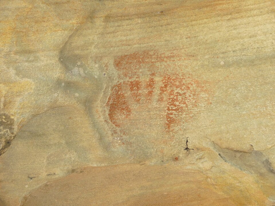 Una huella de mano roja antigua en una pared de cueva en Australia