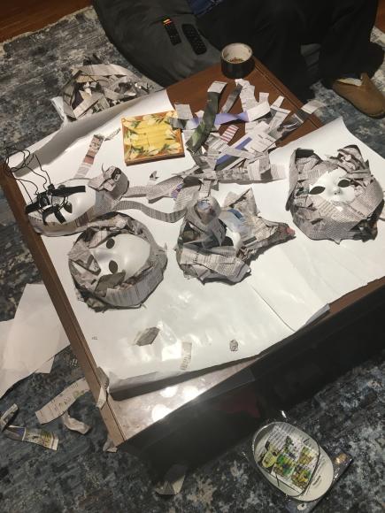 Máscaras de animales de papel maché siendo hechas con tiras de periódico