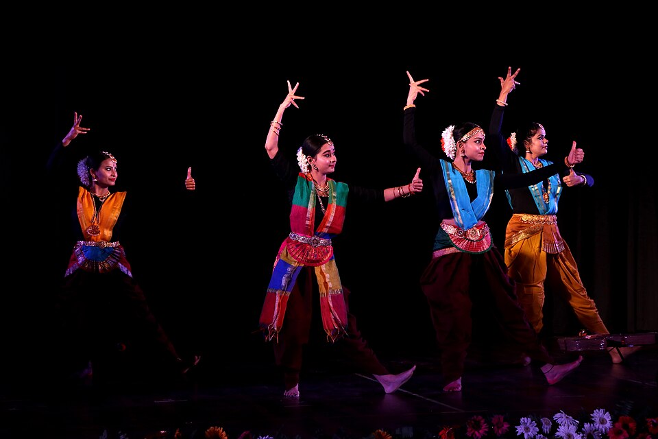 Bailarinas interpretando Bharatanatyam, una danza tradicional de la India, con trajes coloridos en un escenario