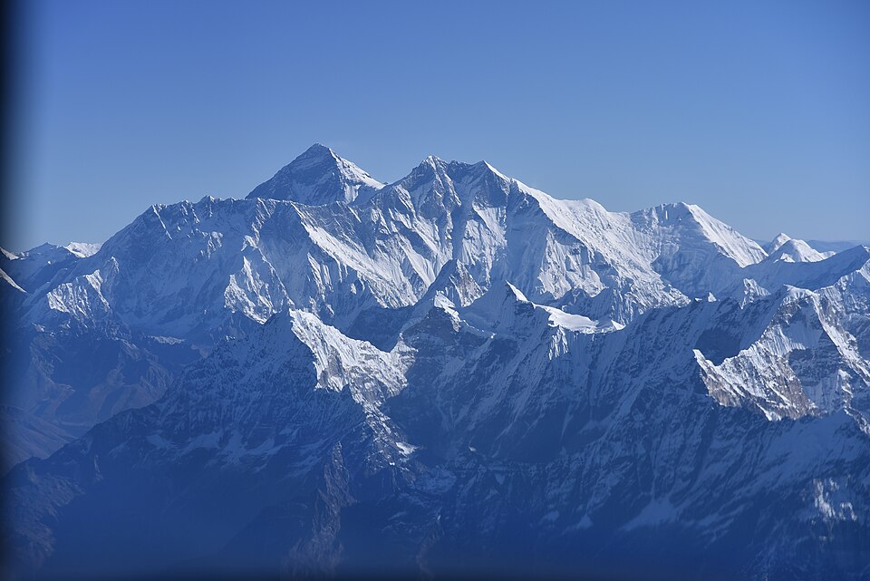 La cumbre nevada del Monte Everest en el Himalaya
