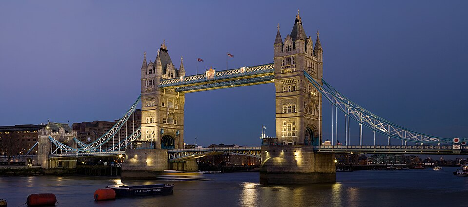 El Puente de la Torre iluminado al atardecer sobre el río Támesis en Londres
