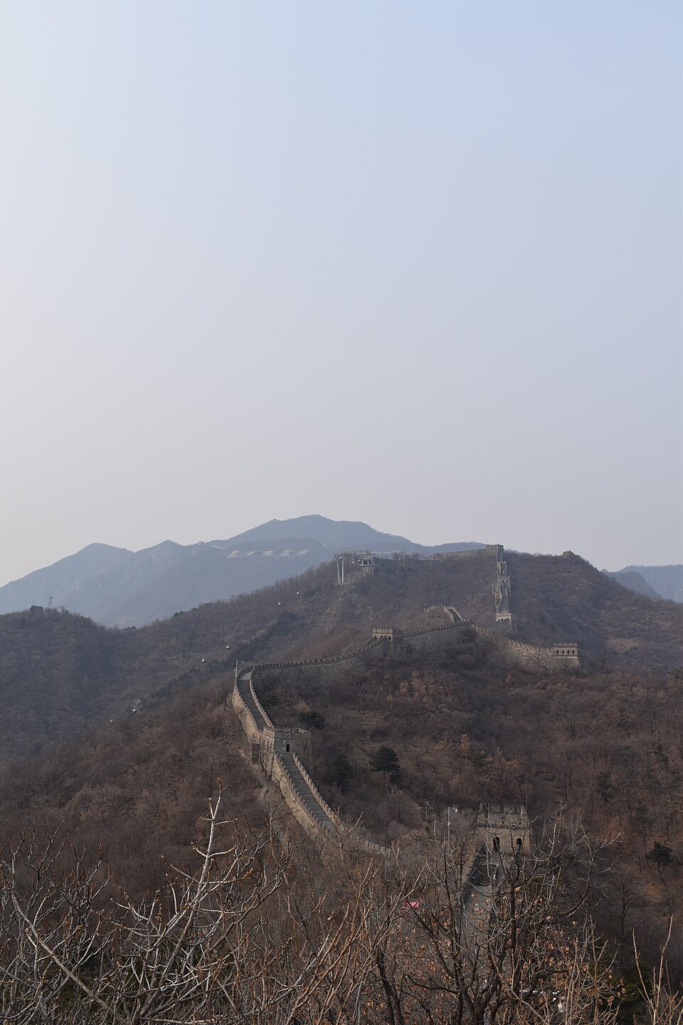 中国长城穿越山脉，烽火台高耸