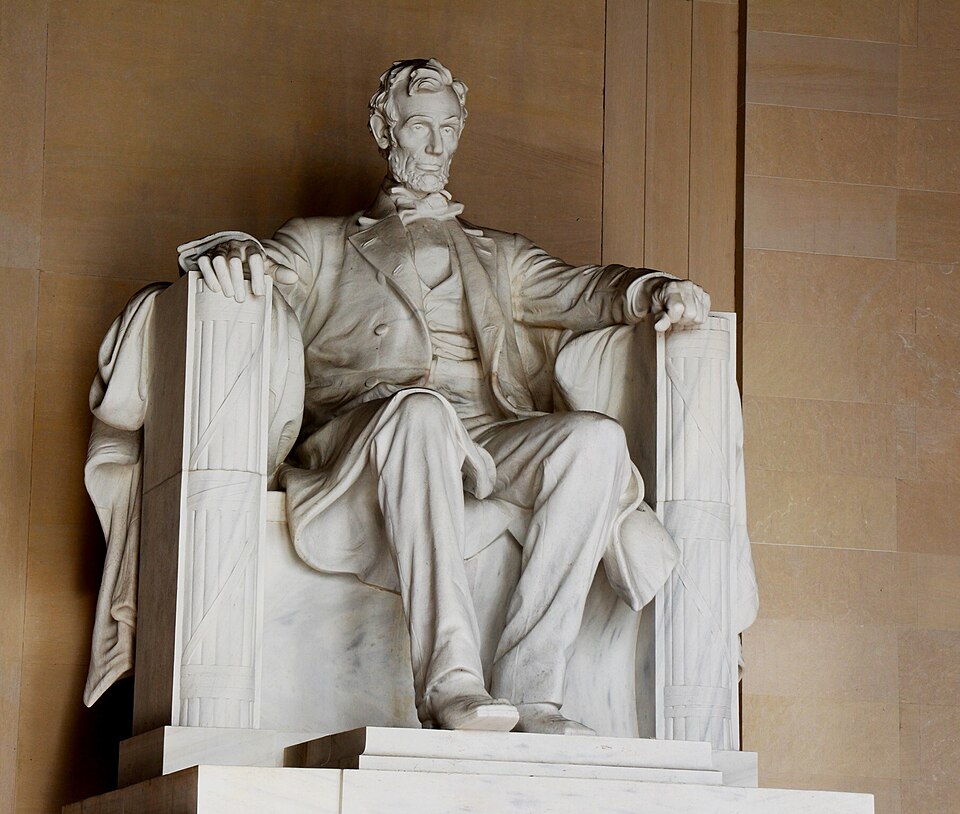 La estatua de Abraham Lincoln sentado dentro del Memorial Lincoln