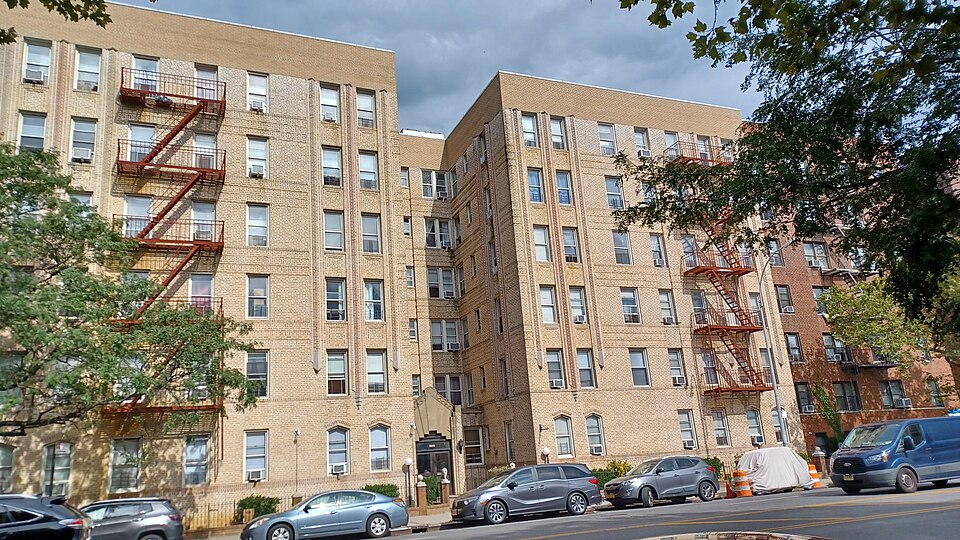 Un edificio de apartamentos de ladrillo en Brooklyn, Nueva York, con características escaleras de incendios rojas en el exterior