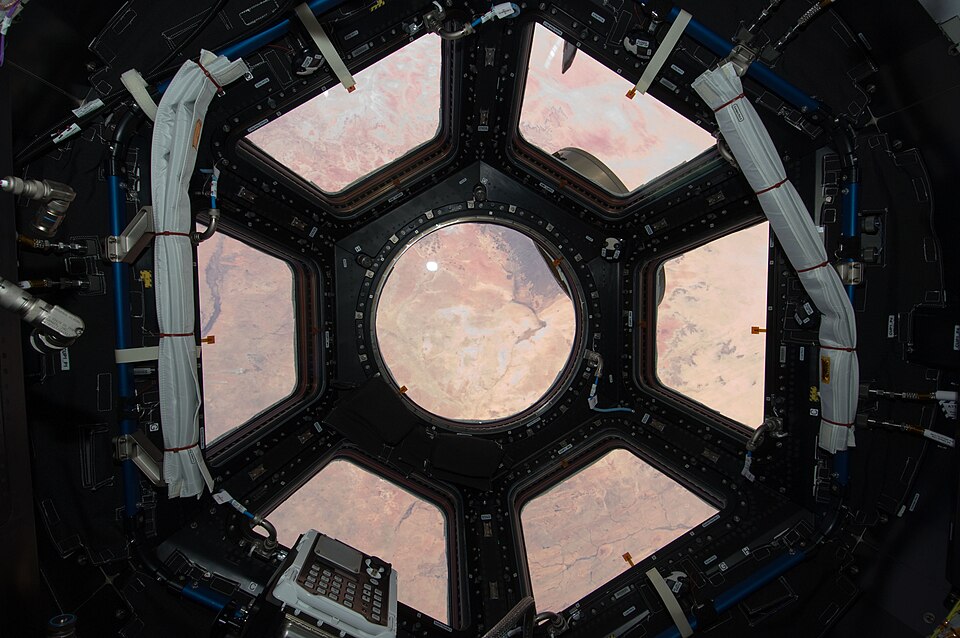 从国际空间站穹顶舱的七扇窗户看到的地球景色