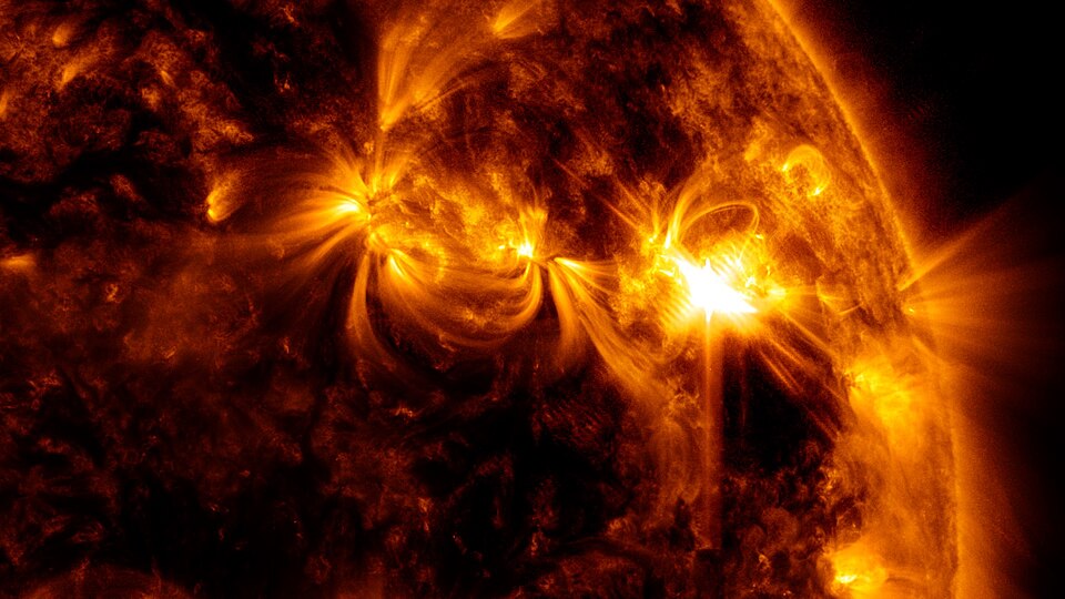 Una vista de cerca del Sol mostrando una brillante llamarada solar que erupta desde su superficie resplandeciente